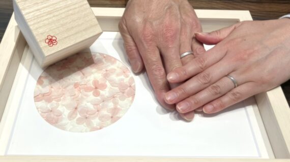杢目金屋の結婚指輪をつけたカップル