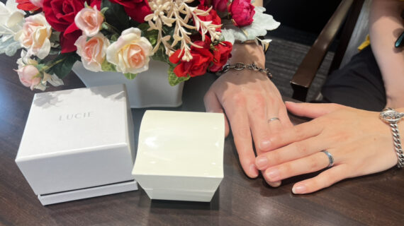 ルシエの結婚指輪を着けたカップル