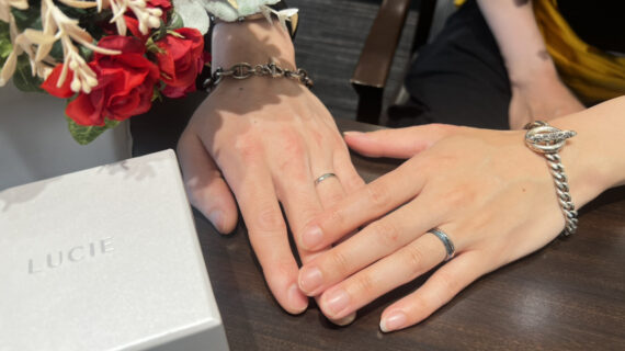 ルシエの結婚指輪を着けたカップル