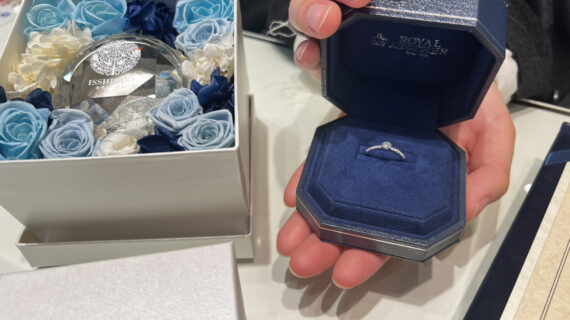 ロイヤルアッシャーの婚約指輪が入ったケースを持つ男性
