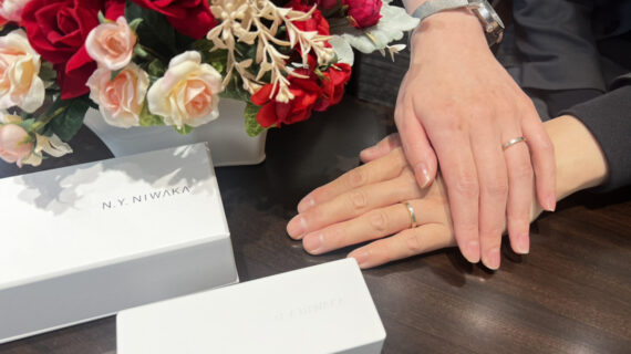 N .Y.NIWAKAの結婚指輪を着けたカップル