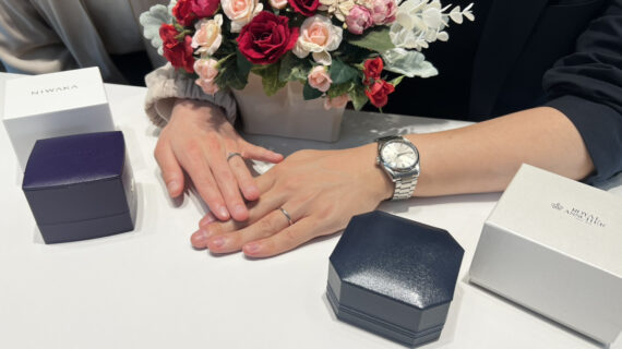 NIWAKA（ニワカ）の婚約指輪とロイヤルアッシャーの結婚指輪を着用したカップル