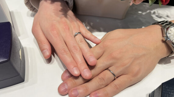 NIWAKA（ニワカ）の婚約指輪とロイヤルアッシャーの結婚指輪を着用したカップル