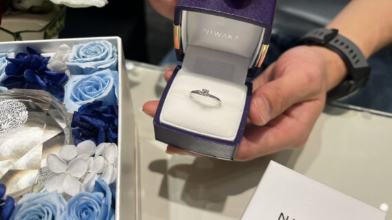 NIWAKA（ニワカ）の婚約指輪が入ったケースを持つ男性