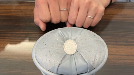 ディズニーシンデレラシリーズの結婚指輪を身に付けているカップルの手元
