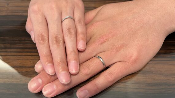 ディズニーシンデレラシリーズの結婚指輪を身に付けているカップルの手元