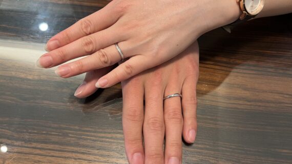 ニワカの結婚指輪を身に付けているカップルの手元