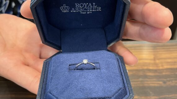 ロイヤルアッシャーの婚約指輪を渡す男性