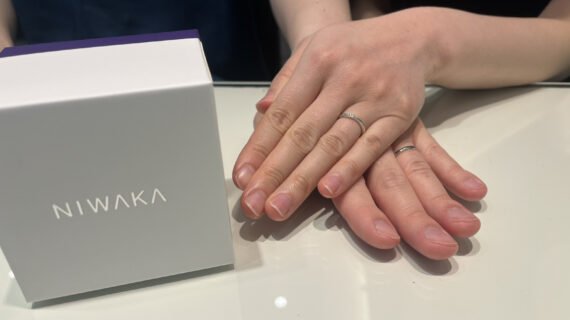 NIWAKAの指輪をつけた手元