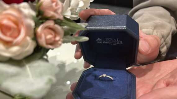 ロイヤルアッシャーの婚約指輪を持っている男性