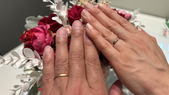 ロイヤル・アッシャーの結婚指輪をつけたカップル