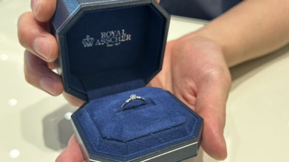 ロイヤル・アッシャーの婚約指輪を持っている男性