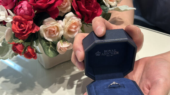 ロイヤル・アッシャーの婚約指輪を持っている男性