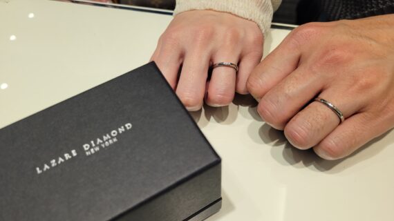 ラザールダイヤモンドの結婚指輪を着けたカップルの手元