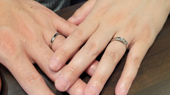 俄の婚約指輪、結婚指輪を着けたカップルの手元