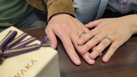 俄の婚約指輪、結婚指輪を着けたカップルの手元