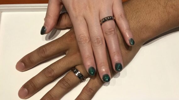 ニューヨークニワカの結婚指輪を身に着けた手元