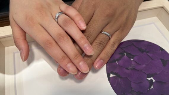 NIWAKAの結婚指輪と婚約指輪を着けた夫婦