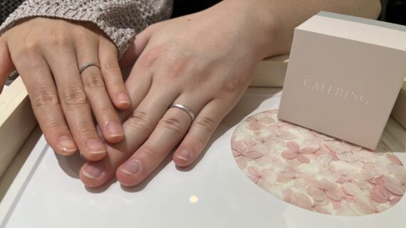 カフェリングの結婚指輪を着けたカップル
