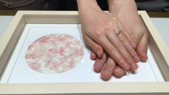 ラザールダイヤモンドの婚約指輪を着けたカップル