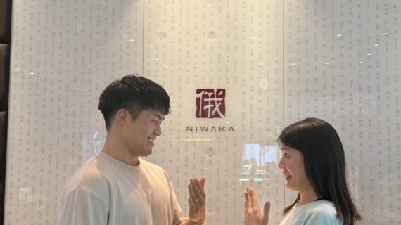 NIWAKAの結婚指輪をつけたカップル