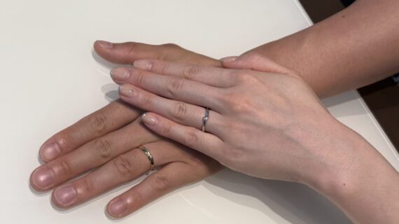 NIWAKAの結婚指輪をつけたカップル