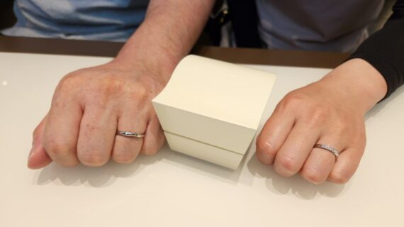 ルシエの結婚指輪をつけたカップル