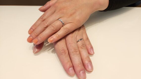 ルシエの結婚指輪をつけたカップル