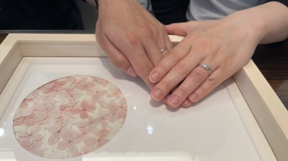 ルシエの婚約指輪と結婚指輪を着けたカップル