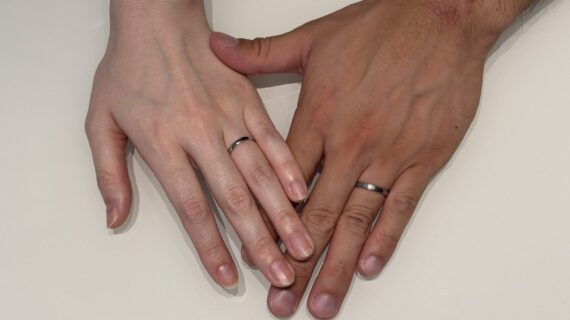NIWAKA（ニワカ）の結婚指輪をつけたカップル