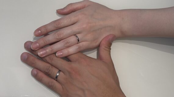NIWAKA（ニワカ）の結婚指輪をつけたカップル