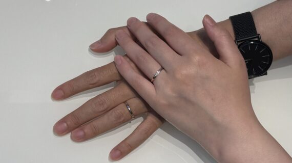 NIWAKA（ニワカ）の結婚指輪をつけたカップル