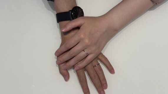 NIWAKA（ニワカ）の結婚指輪をつけたカップル