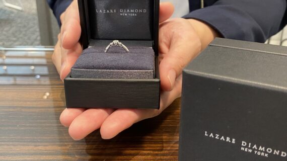 ラザールダイヤモンドの婚約指輪を持つ男性