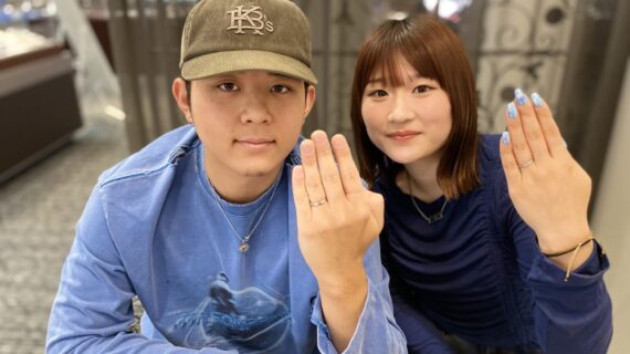 アイスブルーレーベルの結婚指輪を着用したカップル
