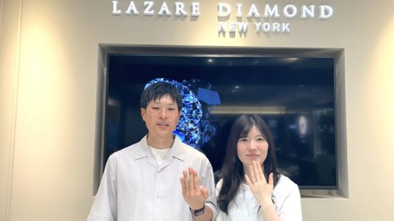 ラザール・ダイヤモンドの結婚指輪をつけたカップル