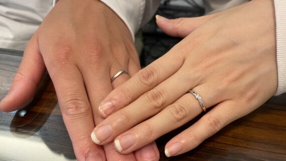 カフェリングの結婚指輪を着けたカップルの手元