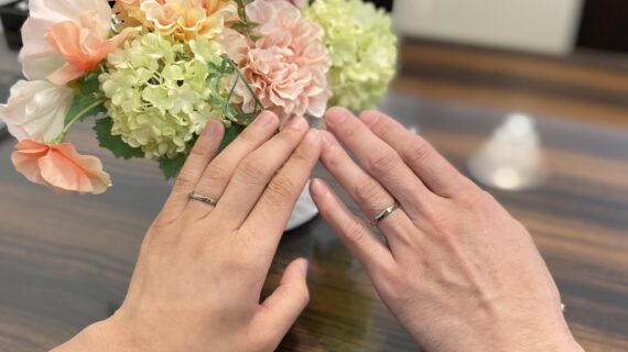 N.Y.NIWAKAの結婚指輪を着用したカップルの手元