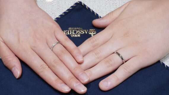 ロイヤル・アッシャーの結婚指輪を着けたカップルの手元