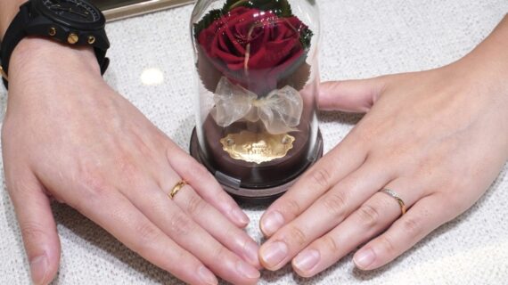 ロイヤル・アッシャー、ディズニー美女と野獣の結婚指輪を着けたカップルの手元