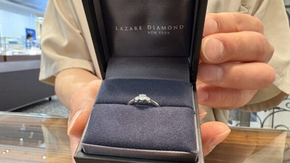 ラザールダイヤモンドの婚約指輪が入ったケースを開いている様子の画像