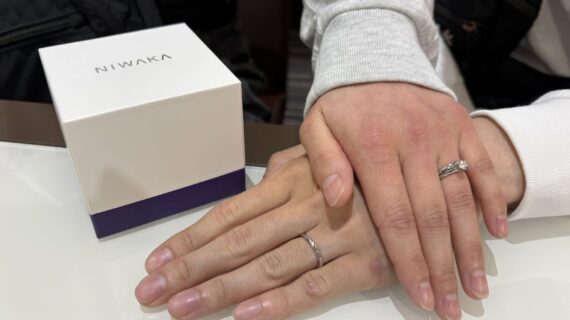 NIWAKA（ニワカ）の結婚指輪を着用したカップルの手元の画像