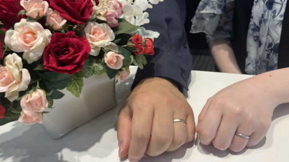 ラザールダイヤモンドの結婚指輪を着けたカップル