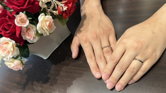 俄の結婚指輪を着けたカップル
