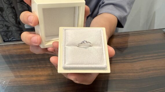 ルシエの婚約指輪を持った男性
