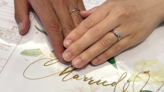 ニワカの婚約指輪・結婚指輪をつけているカップルの写真