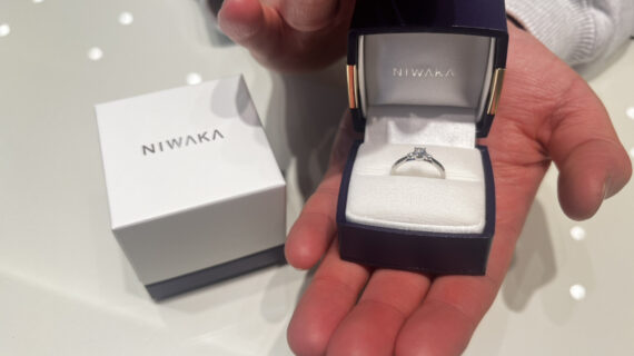 NIWAKA（ニワカ）の婚約指輪の入ったケースを持つ男性