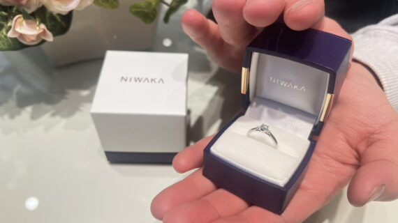 NIWAKA（ニワカ）の婚約指輪の入ったケースを持つ男性