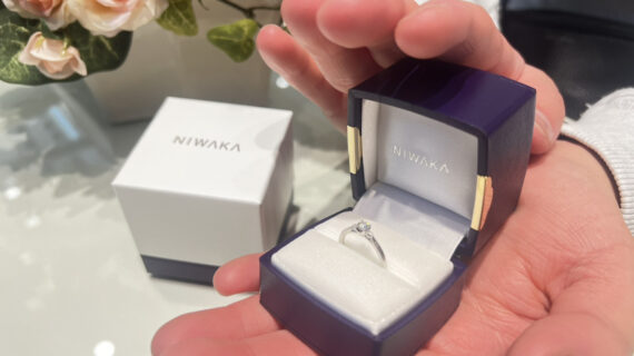 NIWAKA（ニワカ）の婚約指輪の入ったケースを持つ男性