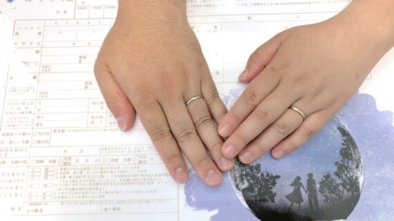 アムールアミュレットの結婚指輪をつけたカップル